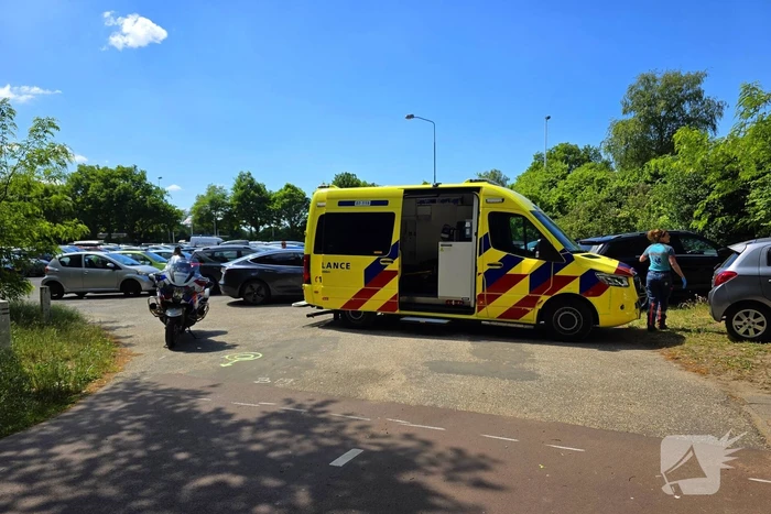 Scooterrijder botst tegen Tesla op parkeerplaats