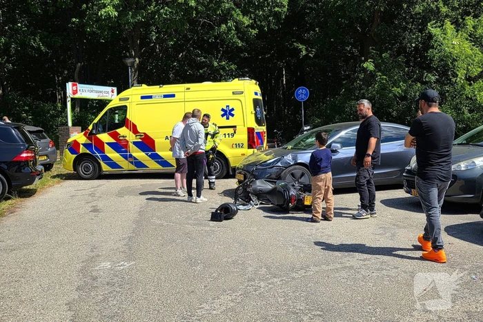 Scooterrijder botst tegen Tesla op parkeerplaats