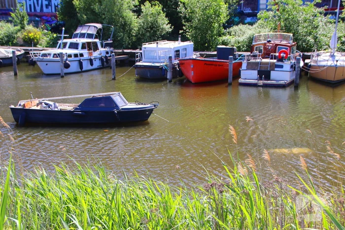 Auto met boot te water bij trailerhelling