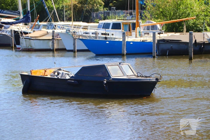 Auto met boot te water bij trailerhelling