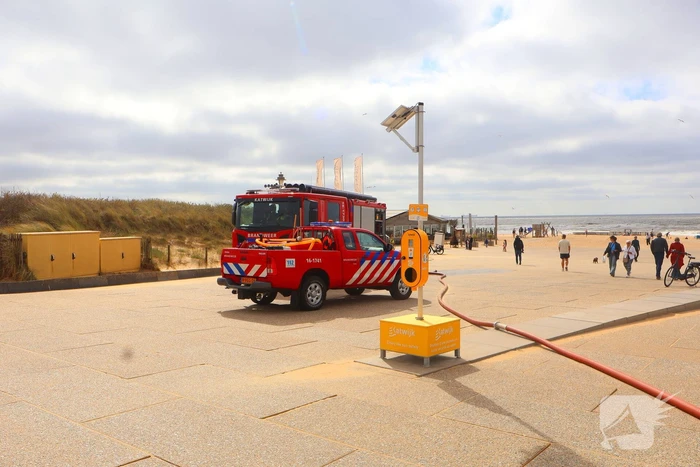 Brandweer besproeit duinen ter voorbereiding op demonstratie