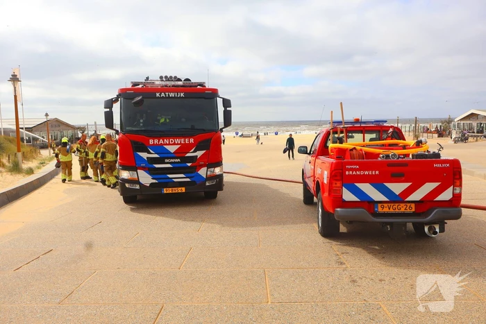 Brandweer besproeit duinen ter voorbereiding op demonstratie