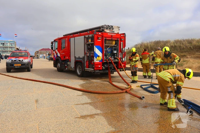 Brandweer besproeit duinen ter voorbereiding op demonstratie