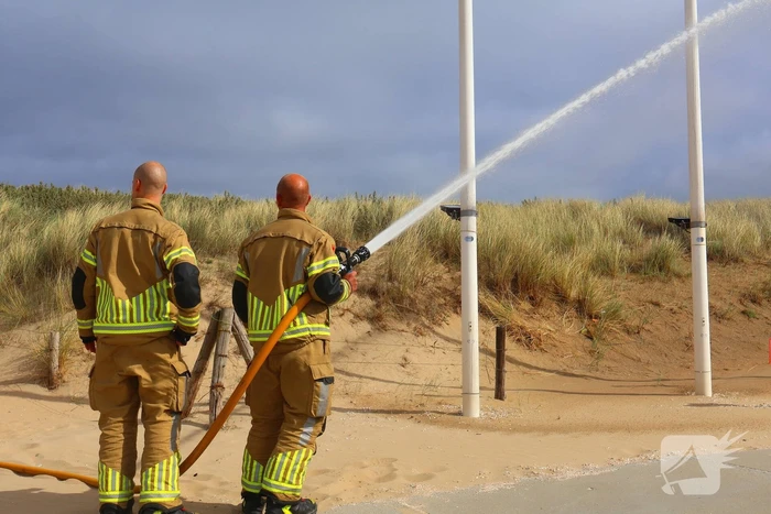 Brandweer besproeit duinen ter voorbereiding op demonstratie