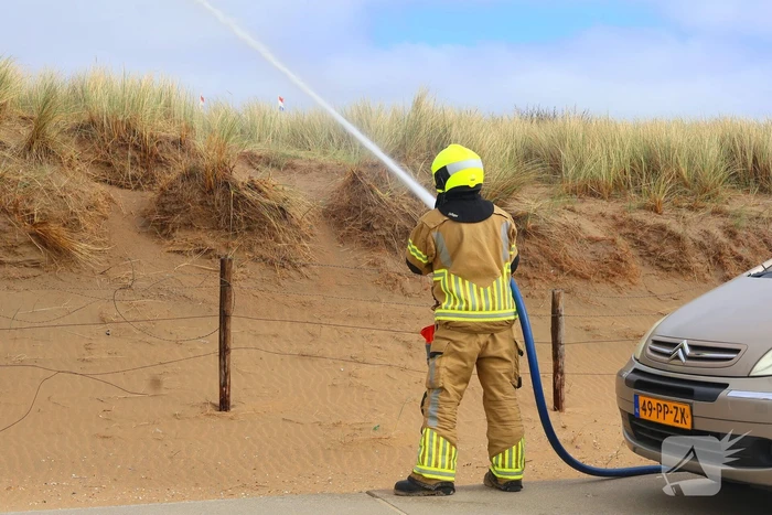 Brandweer besproeit duinen ter voorbereiding op demonstratie