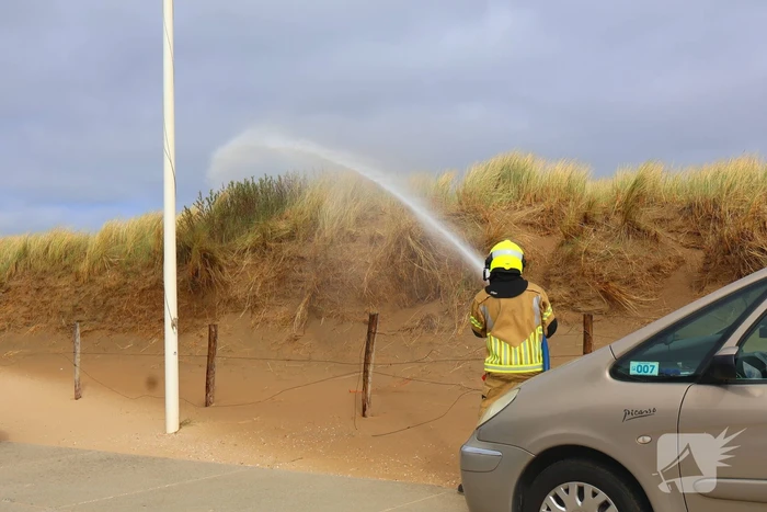 Brandweer besproeit duinen ter voorbereiding op demonstratie