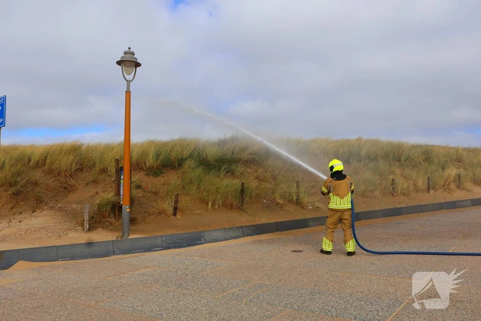 Brandweer besproeit duinen ter voorbereiding op demonstratie