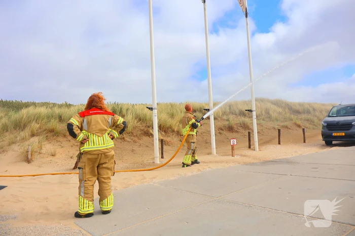 Brandweer besproeit duinen ter voorbereiding op demonstratie