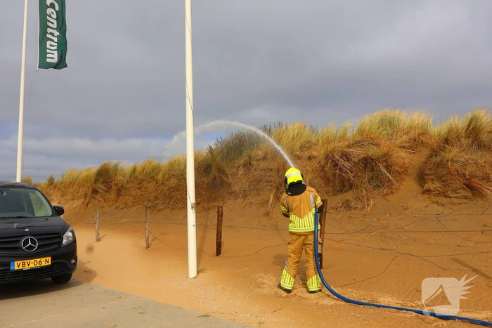 Brandweer besproeit duinen ter voorbereiding op demonstratie