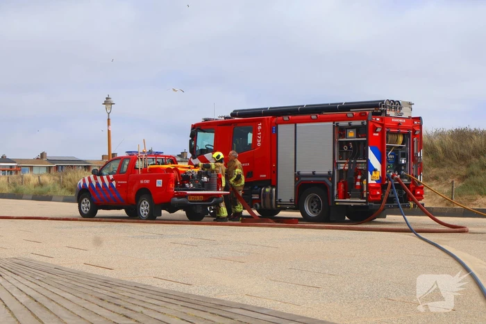 Brandweer besproeit duinen ter voorbereiding op demonstratie