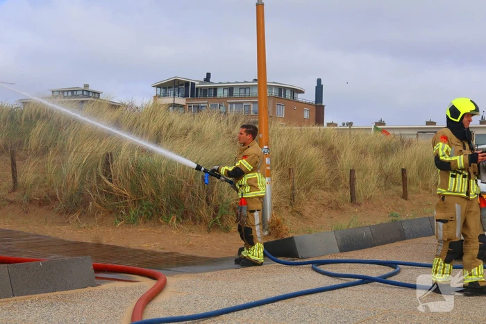 Brandweer besproeit duinen ter voorbereiding op demonstratie