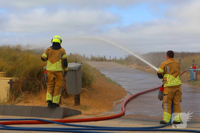 Brandweer besproeit duinen ter voorbereiding op demonstratie