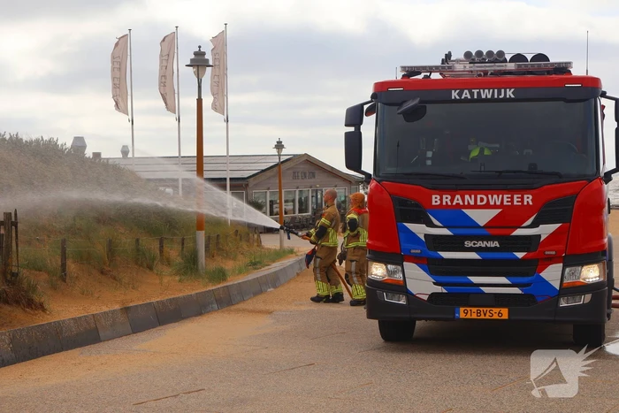 Brandweer besproeit duinen ter voorbereiding op demonstratie