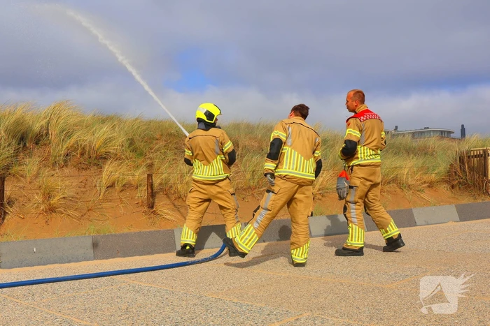 Brandweer besproeit duinen ter voorbereiding op demonstratie