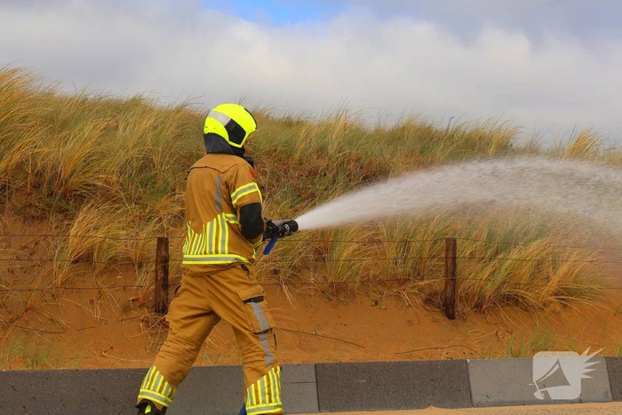 Brandweer besproeit duinen ter voorbereiding op demonstratie