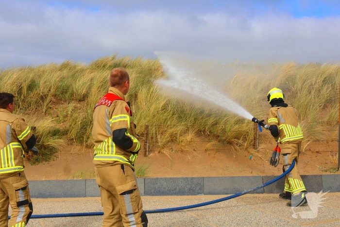 Brandweer besproeit duinen ter voorbereiding op demonstratie