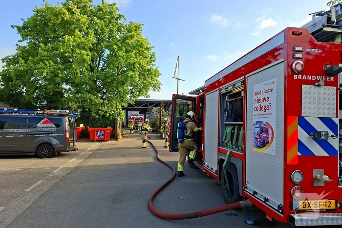 Palletopslag in brand, gebouw bedreigt
