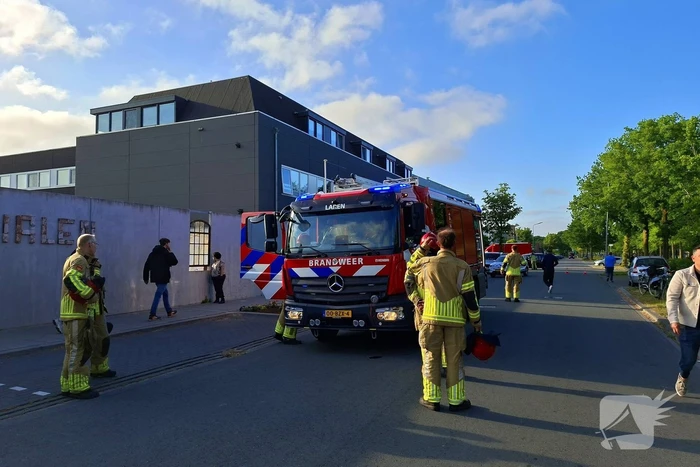 Palletopslag in brand, gebouw bedreigt