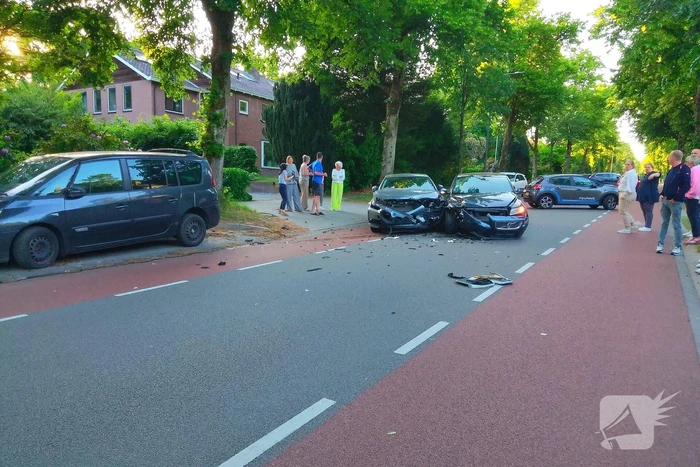 Flinke schade na botsing tussen twee auto's
