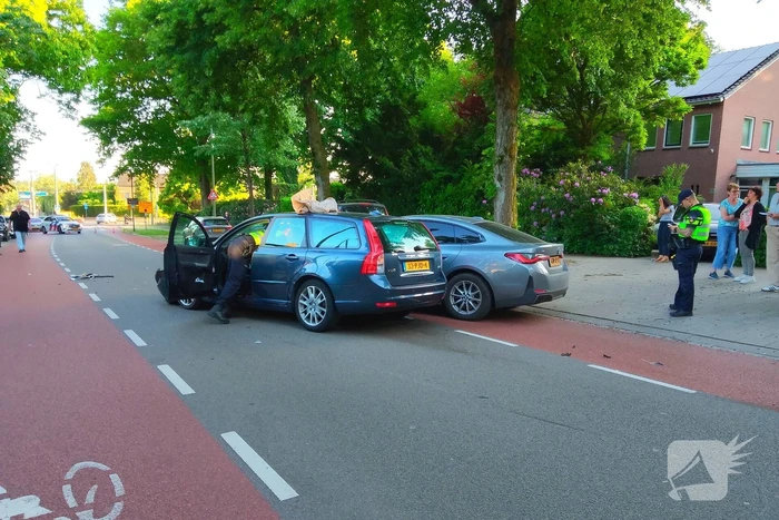 Flinke schade na botsing tussen twee auto's