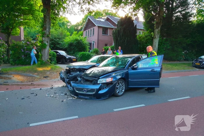 Flinke schade na botsing tussen twee auto's
