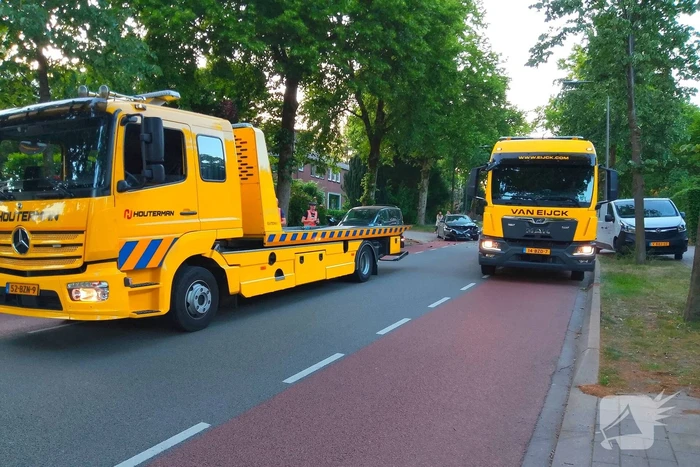 Flinke schade na botsing tussen twee auto's