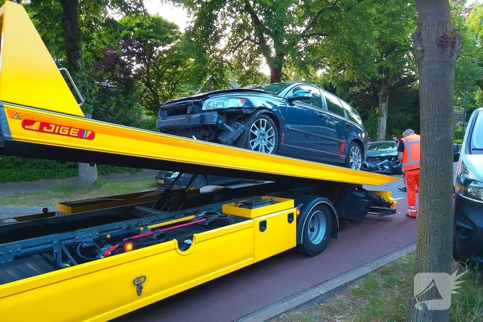 Flinke schade na botsing tussen twee auto's