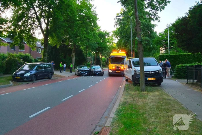 Flinke schade na botsing tussen twee auto's