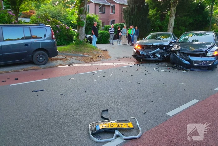 Flinke schade na botsing tussen twee auto's