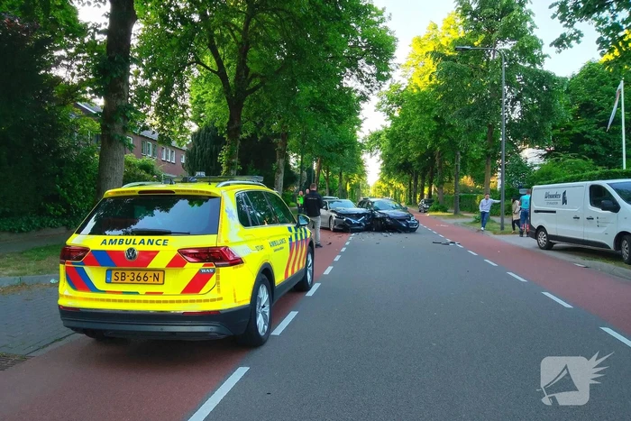 Flinke schade na botsing tussen twee auto's