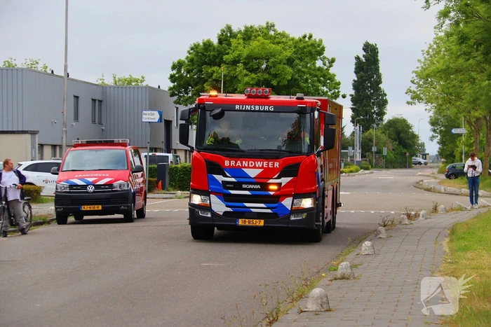 Blusvoertuig en hoogwerker naar meldingen