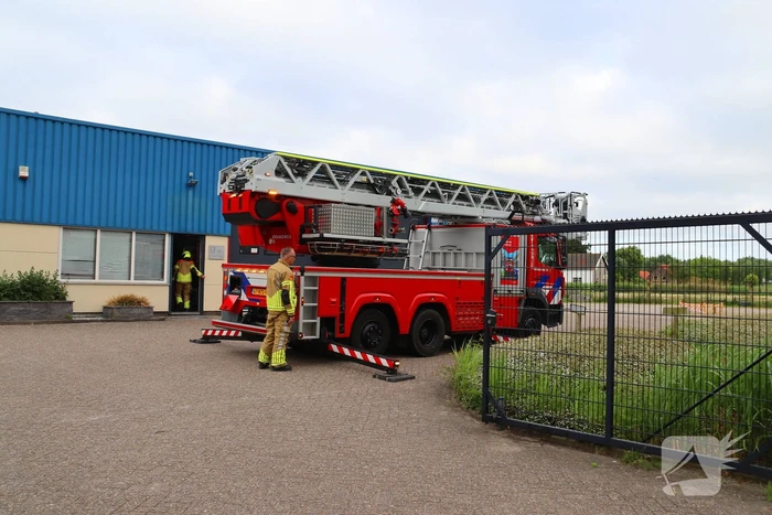 Blusvoertuig en hoogwerker naar meldingen
