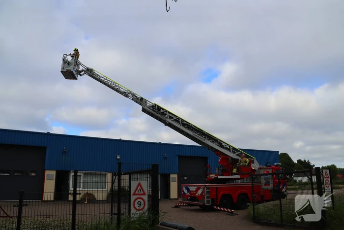 Blusvoertuig en hoogwerker naar meldingen