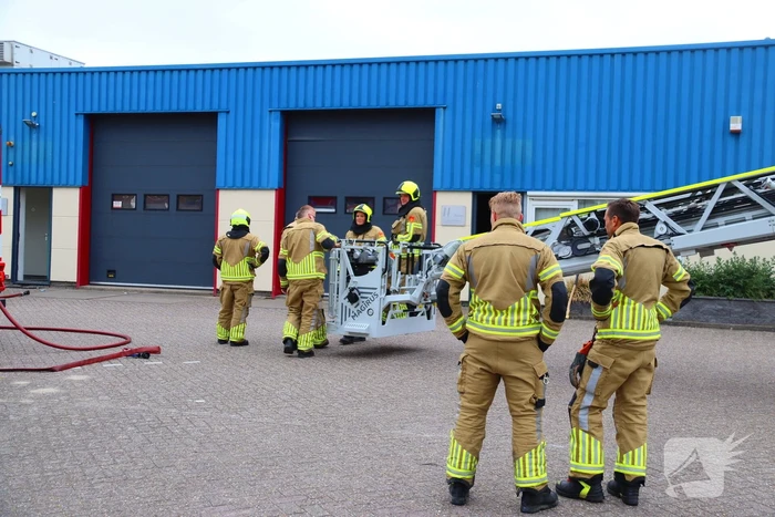 Blusvoertuig en hoogwerker naar meldingen