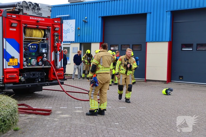 Blusvoertuig en hoogwerker naar meldingen