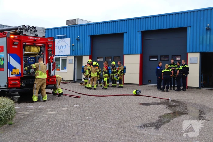 Blusvoertuig en hoogwerker naar meldingen