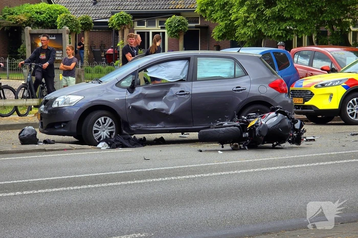 Motorrijder zwaargewond bij aanrijding met automobilist