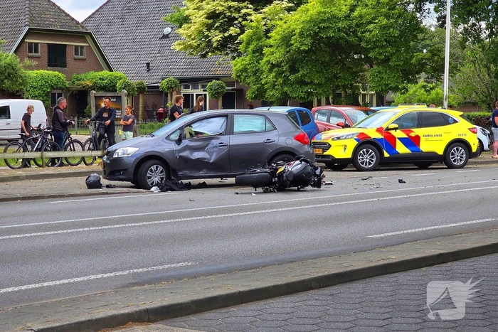Motorrijder zwaargewond bij aanrijding met automobilist
