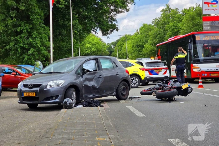 Motorrijder zwaargewond bij aanrijding met automobilist