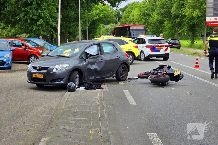 Motorrijder zwaargewond bij aanrijding met automobilist