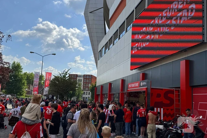 PSV landskampioen na bizarre inhaalrace