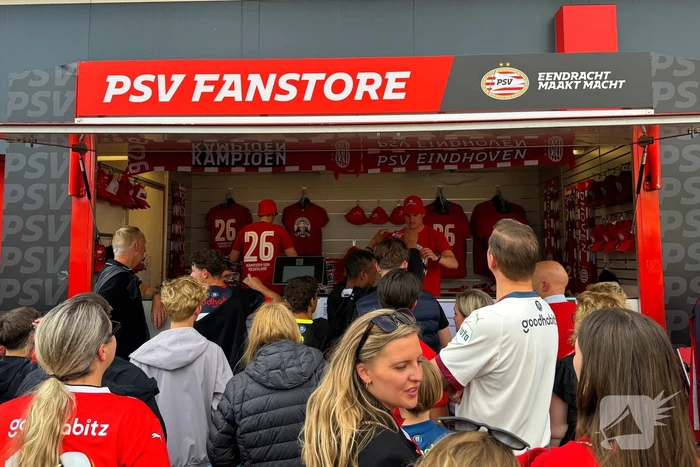 PSV landskampioen na bizarre inhaalrace