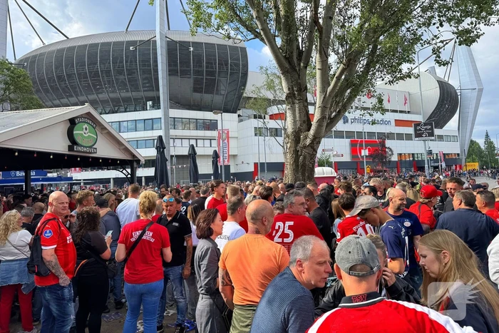 PSV landskampioen na bizarre inhaalrace