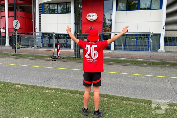 PSV landskampioen na bizarre inhaalrace