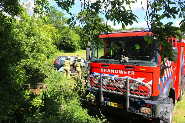 Auto rijdt door voortuin en eindigt in weiland