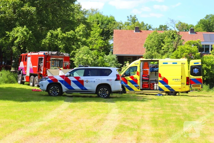 Auto rijdt door voortuin en eindigt in weiland
