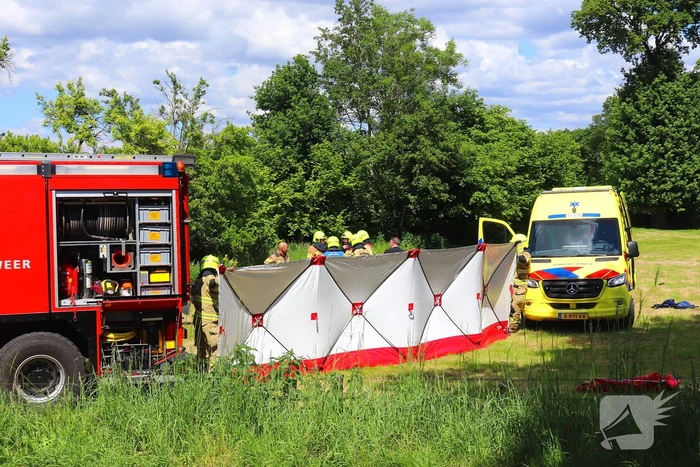 Auto rijdt door voortuin en eindigt in weiland