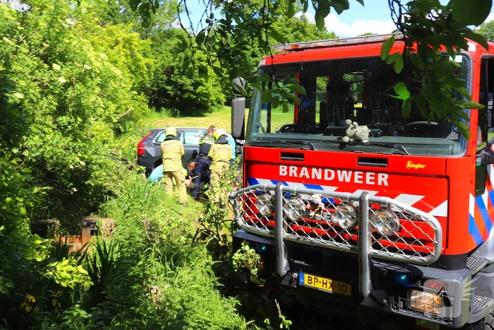 Auto rijdt door voortuin en eindigt in weiland