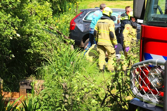 Auto rijdt door voortuin en eindigt in weiland