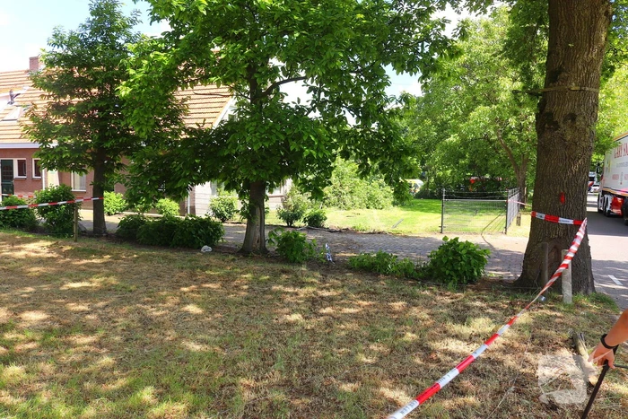 Auto rijdt door voortuin en eindigt in weiland
